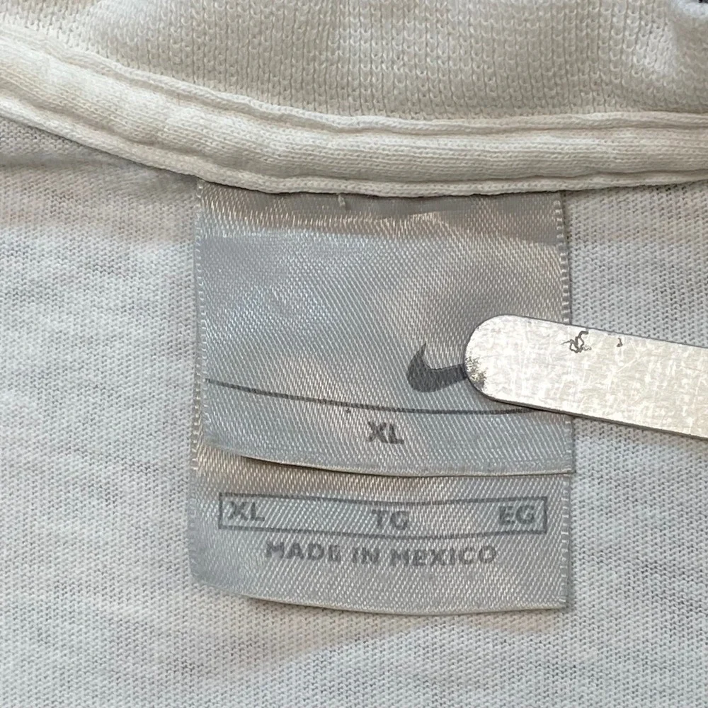 Nike T Shirt XL Mens White Sportswear Embroidered Swoosh Logo‎ Tee